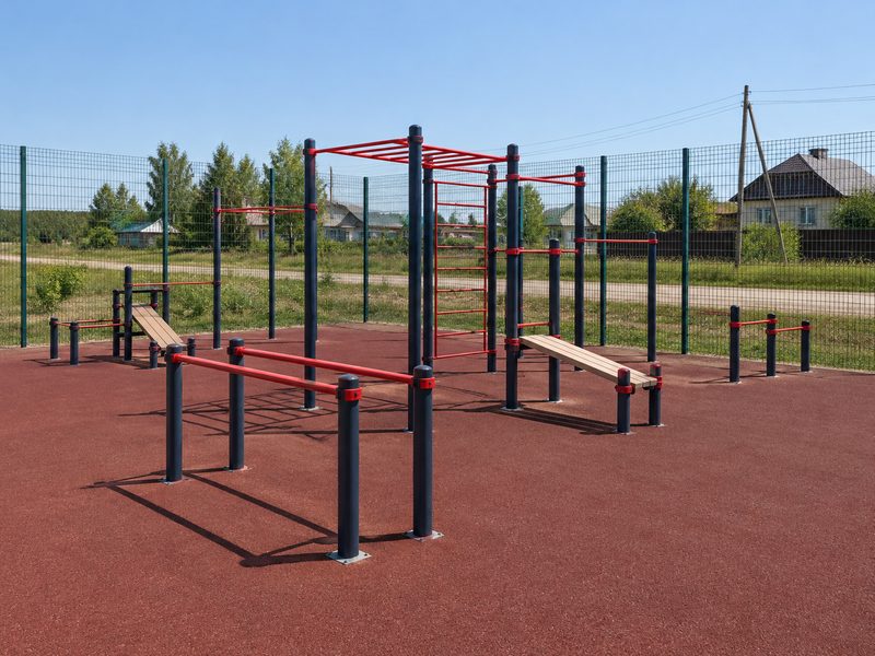 Новая спортплощадка в селе, вокруг никого