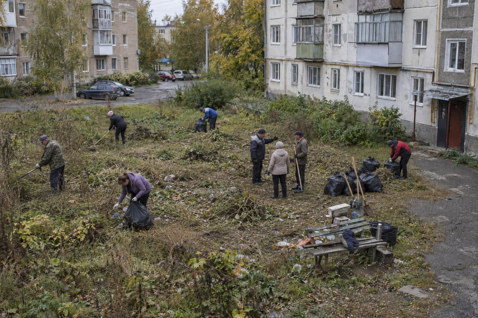 Тот же пустырь: соседи вышли на субботник, мешки с мусором